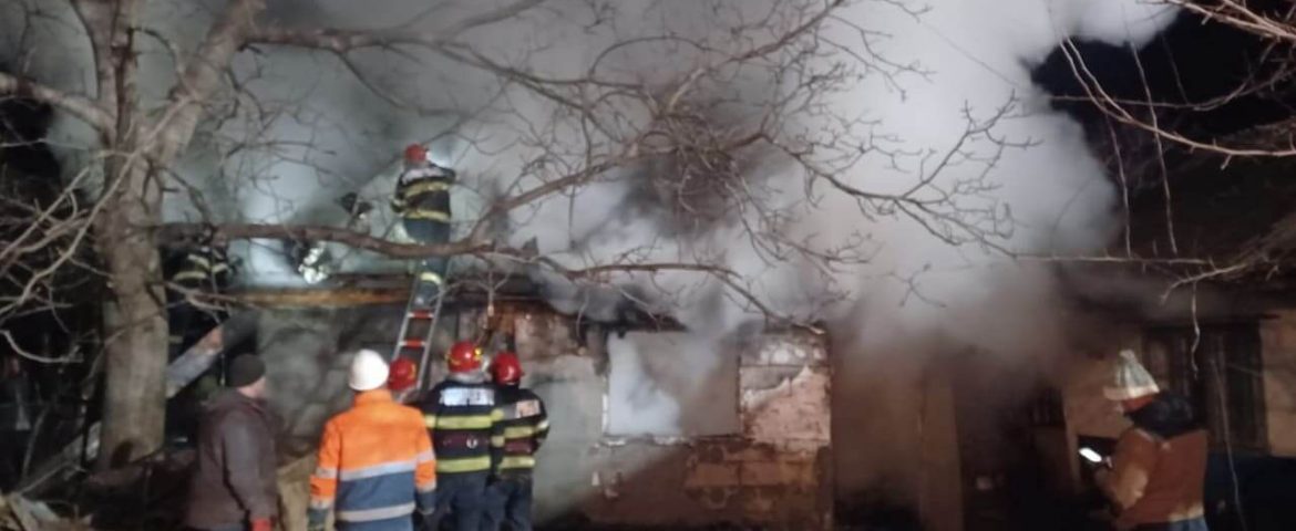 Incendiu produs într-o locuință din comuna Boroaia. Pompierii fălticeneni au intervenit cu patru autospeciale