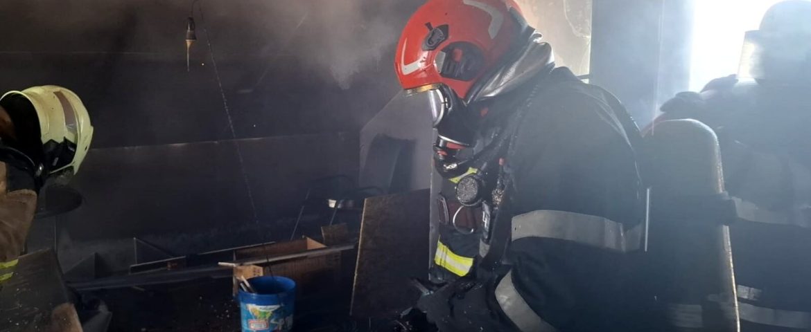 Un incendiu puternic s-a declanșat într-o casă din comuna Cornu Luncii. Flăcările au provocat arsuri unei femei