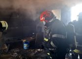 Un incendiu puternic s-a declanșat într-o casă din comuna Cornu Luncii. Flăcările au provocat arsuri unei femei