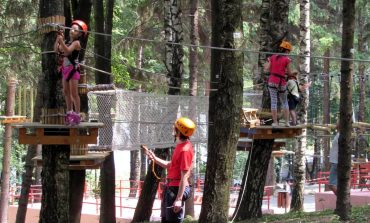 Liber la distracție! Parcul de aventură din Fălticeni se redeschide. Copiii pot veni începând de mâine