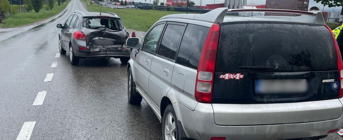 Două mașini s-au ciocnit la ieșirea din Fălticeni. Coliziune produsă pe fondul nepăstrării distanței de siguranță