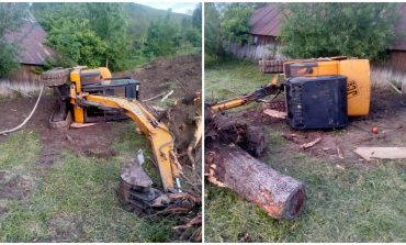 Incident în comuna Rădășeni. Un excavator s-a răsturnat peste piciorul unui bărbat. Acesta se află acum la spital