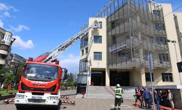 Pompierii Detașamentului Fălticeni au desfășurat la sediul Judecătoriei un amplu exercițiu de simulare la incendiu