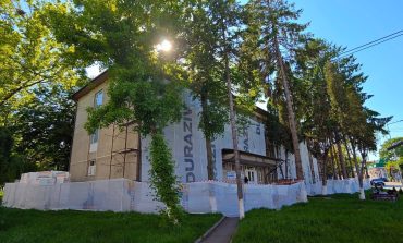 Centrul Medical Fălticeni își schimbă aspectul.  Au început lucrările de reabilitare termică la exteriorul clădirii