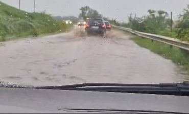 Ploile au inundat drumul județean între Fălticeni și Ciorsaci. Un viceprimar l-a decolmatat. Ce fac drumarii?