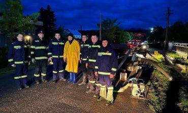 Noapte albă pentru pompieri. Apele pluviale au inundat câteva gospodării din comunele Bogdănești și Râșca