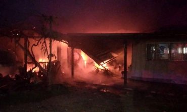 Pompierii au lichidat un incendiu în orașul Dolhasca. Au ars acoperișul casei, bucătăria de vară și magazia de scule