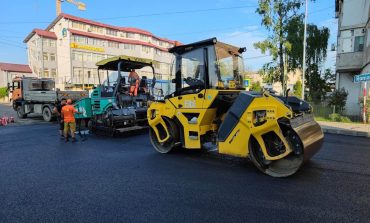 Ultimul tronson al Variantei de Trafic Greu din Fălticeni are asfalt proaspăt. Cinci intrări vor fi închise noaptea