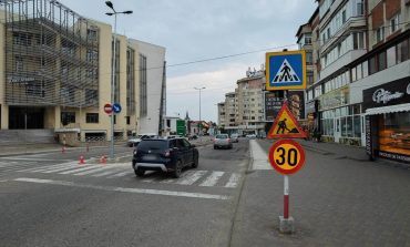 Restricții de viteză aplicate în centrul municipiului Fălticeni. Autoturismele pot circula cu cel mult 30 km/h