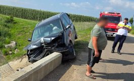Accident rutier produs azi dimineață între satele Sasca și Lămășeni. Un autoturism s-a izbit într-un cap de pod