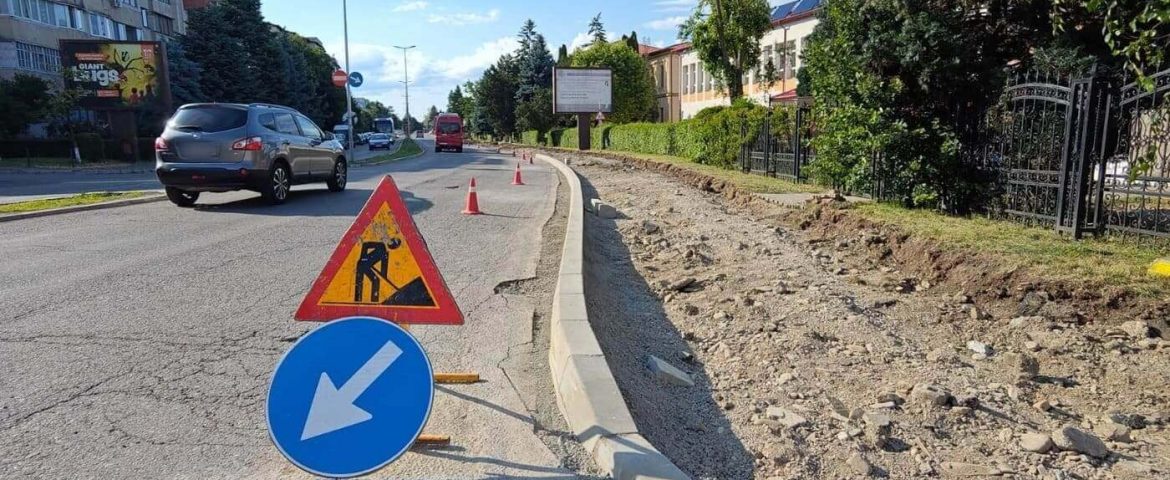 Au început lucrările de modernizare pe strada  Sucevei. Piste pentru biciclete, asfalt, pavaje și un nou sens giratoriu