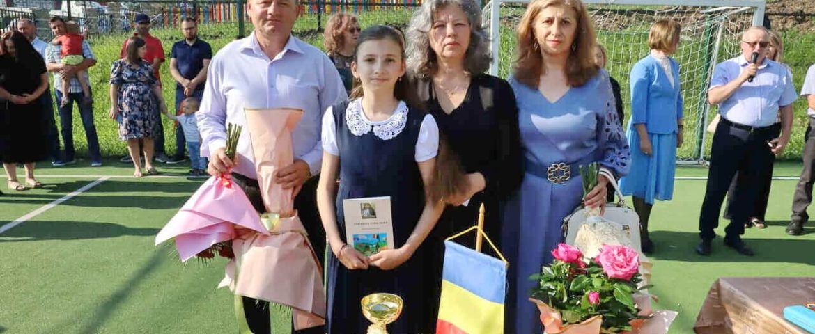 Lansare de carte în ultima zi de școală. Eleva Denisa Roman și-a prezentat primul volum de poezii ilustrate