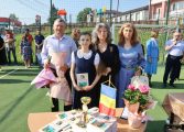 Lansare de carte în ultima zi de școală. Eleva Denisa Roman și-a prezentat primul volum de poezii ilustrate