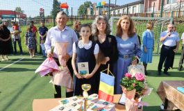 Lansare de carte în ultima zi de școală. Eleva Denisa Roman și-a prezentat primul volum de poezii ilustrate