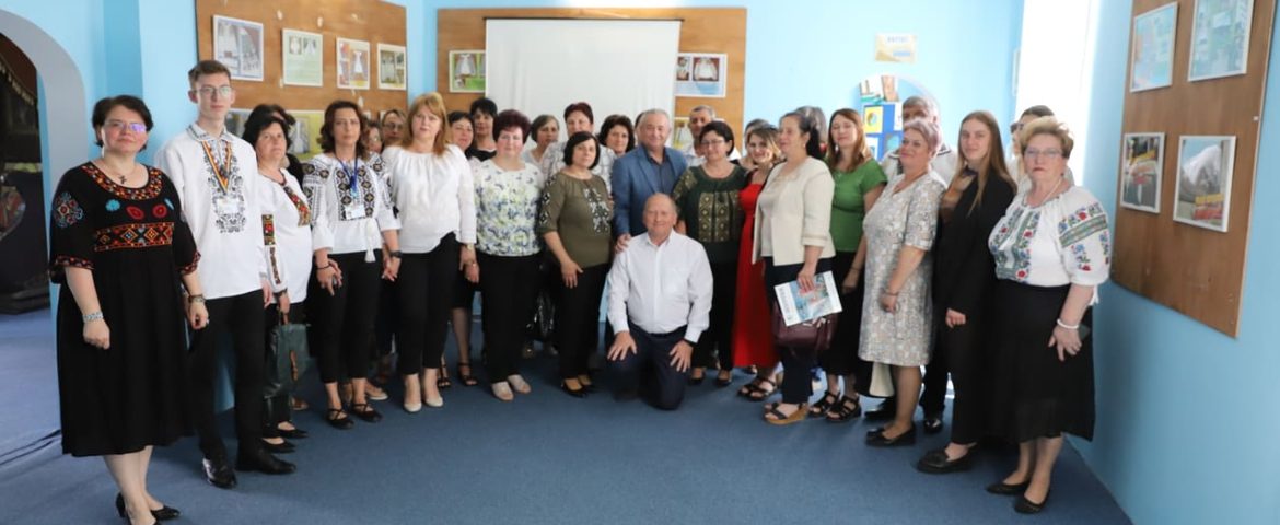 Biblioteca satului Bunești vernisează de Ziua Iei expoziția „Cămașa bucovineană cu altiță în Patrimoniul Cultural”