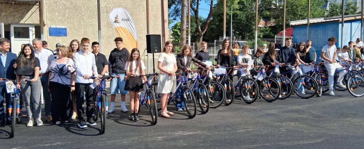 Compania Alevia premiază performanța. Elevi de top ai Școlii „Mihail Sadoveanu” din Fălticeni au primit biciclete