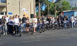 Compania Alevia premiază performanța. Elevi de top ai Școlii „Mihail Sadoveanu” din Fălticeni au primit biciclete