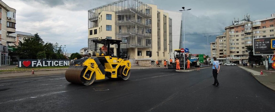 Drumarii au finalizat asfaltarea din centrul municipiului Fălticeni. Restricțiile auto se încheie sâmbătă dimineața