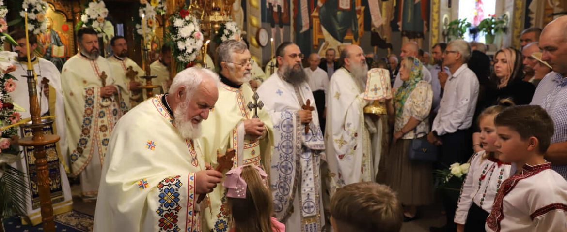 Hramul Bisericii Albe și al satului Rădășeni. Sfinții Apostoli Petru și Pavel au fost sărbătoriți printr-o slujbă înălțătoare
