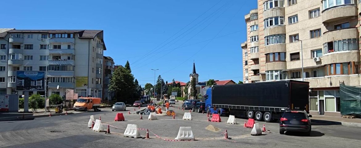 Începe amenajarea noului sens giratoriu din Fălticeni. Rondoul va avea butoni solari pentru vizibilitate nocturnă