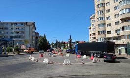 Începe amenajarea noului sens giratoriu din Fălticeni. Rondoul va avea butoni solari pentru vizibilitate nocturnă