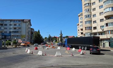 Începe amenajarea noului sens giratoriu din Fălticeni. Rondoul va avea butoni solari pentru vizibilitate nocturnă