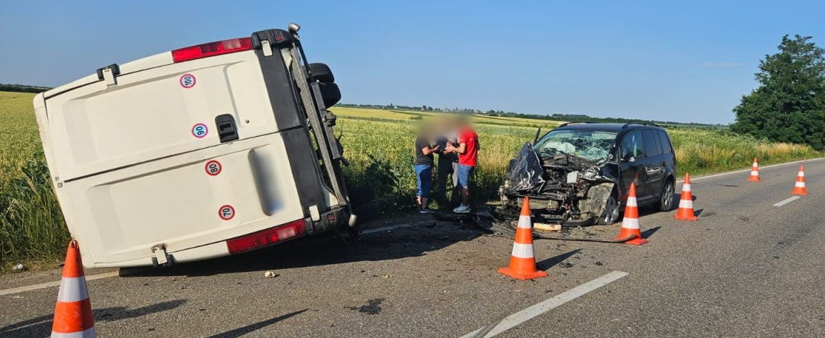 Accident rutier produs în comuna Cornu Luncii. Autoutilitară răsturnată pe carosabil. Un pasager s-a rănit
