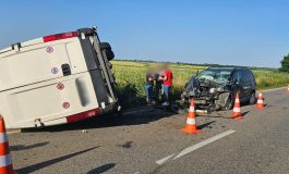 Accident rutier produs în comuna Cornu Luncii. Autoutilitară răsturnată pe carosabil. Un pasager s-a rănit