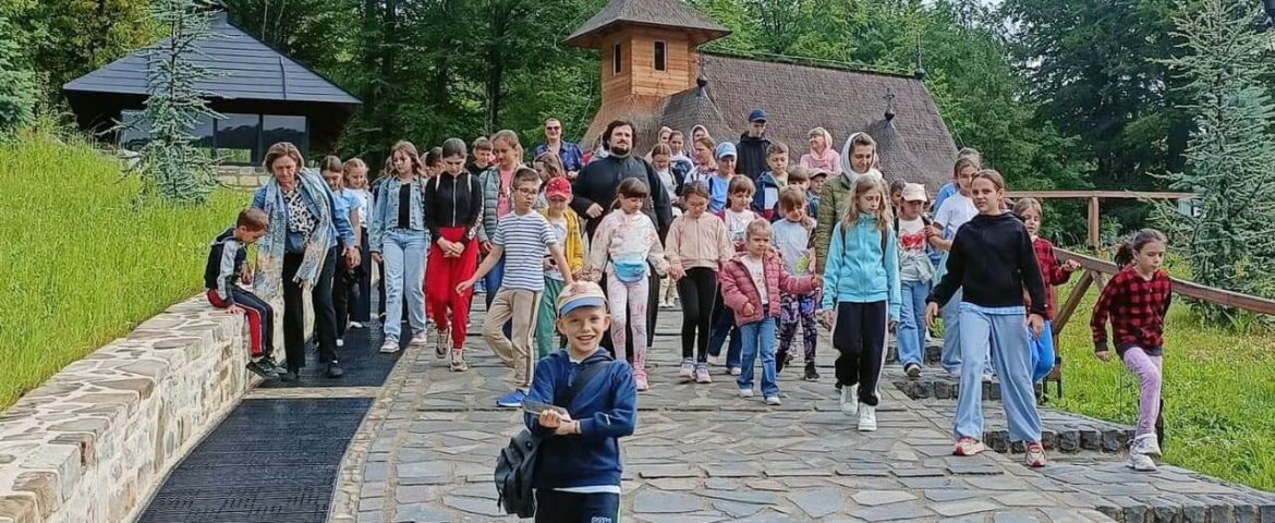 Elevii din Rădășeni și Preutești s-au întors cu energie și multe amintiri din excursia organizată în județul Neamț