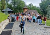 Elevii din Rădășeni și Preutești s-au întors cu energie și multe amintiri din excursia organizată în județul Neamț