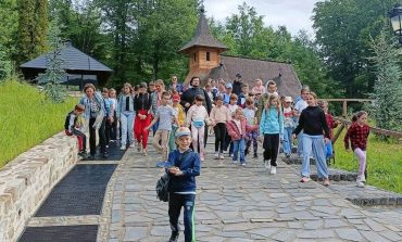 Elevii din Rădășeni și Preutești s-au întors cu energie și multe amintiri din excursia organizată în județul Neamț