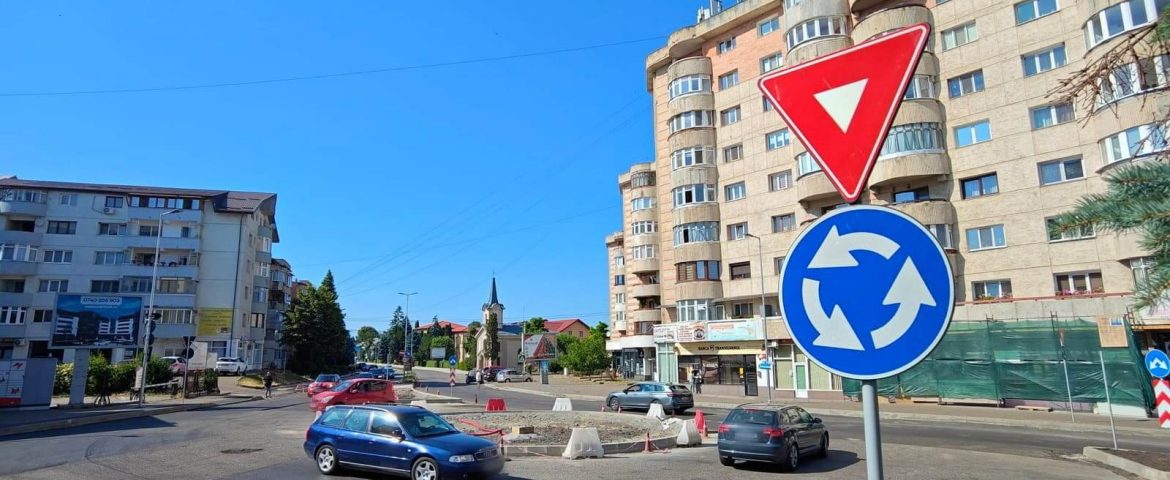 Lucrări și schimbări aplicate în noul sens giratoriu din Fălticeni. Traficul greu va fi deviat prin centrul orașului