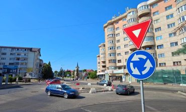 Lucrări și schimbări aplicate în noul sens giratoriu din Fălticeni. Traficul greu va fi deviat prin centrul orașului