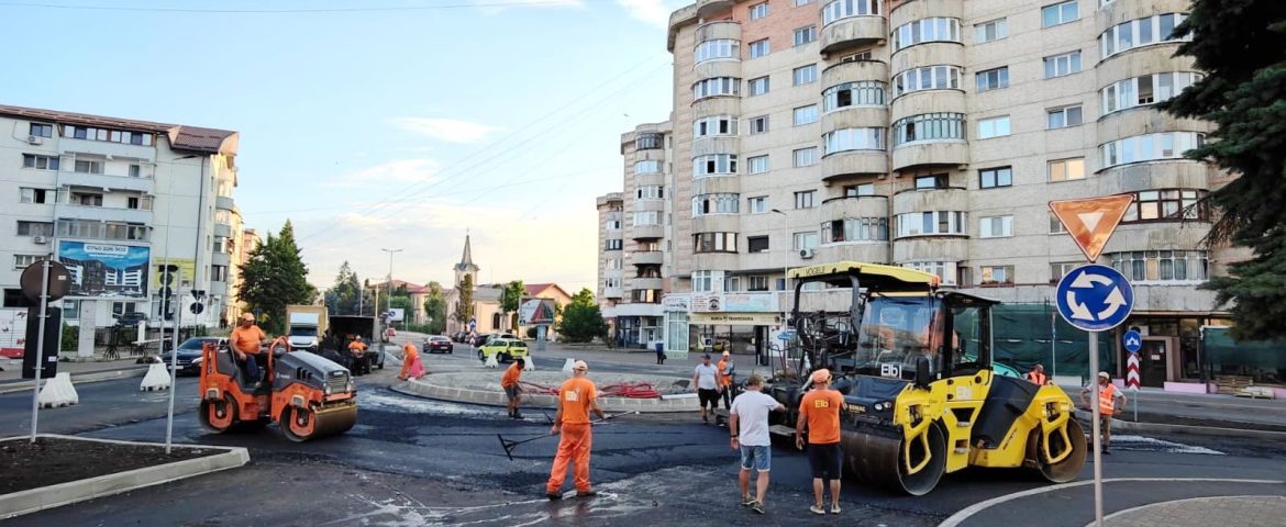 Au început lucrările de asfaltare în noul sens giratoriu din Fălticeni. Restricții de circulație până duminică