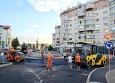 Au început lucrările de asfaltare în noul sens giratoriu din Fălticeni. Restricții de circulație până duminică