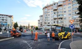 Au început lucrările de asfaltare în noul sens giratoriu din Fălticeni. Restricții de circulație până duminică