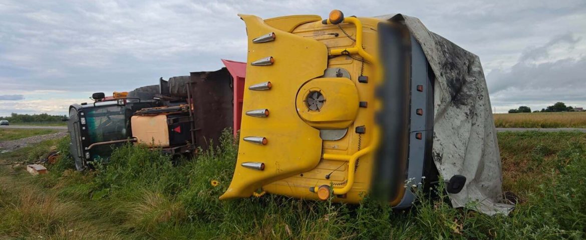 Un autotrailer s-a răsturnat azi noapte în comuna Fântâna Mare. Șoferul evitase impactul cu un animal sălbatic