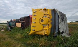 Un autotrailer s-a răsturnat azi noapte în comuna Fântâna Mare. Șoferul evitase impactul cu un animal sălbatic