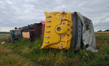 Un autotrailer s-a răsturnat azi noapte în comuna Fântâna Mare. Șoferul evitase impactul cu un animal sălbatic