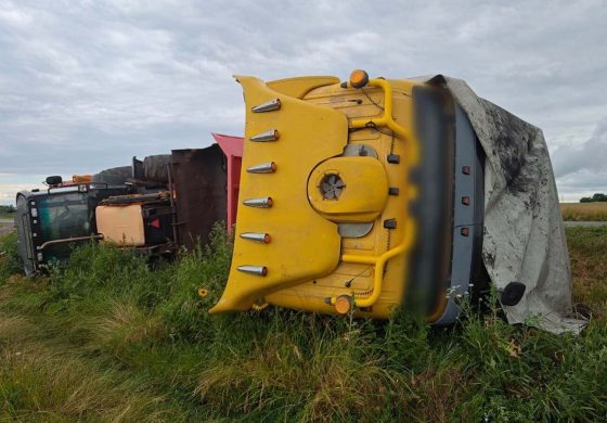 Un autotrailer s-a răsturnat azi noapte în comuna Fântâna Mare. Șoferul evitase impactul cu un animal sălbatic