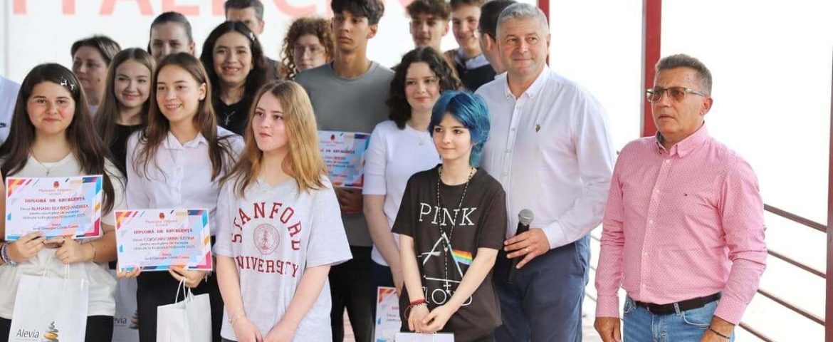 Primăria și Consiliul Local Fălticeni au premiat 80 de elevi cu rezultate deosebite la BAC și EN. Lista tinerilor premiați