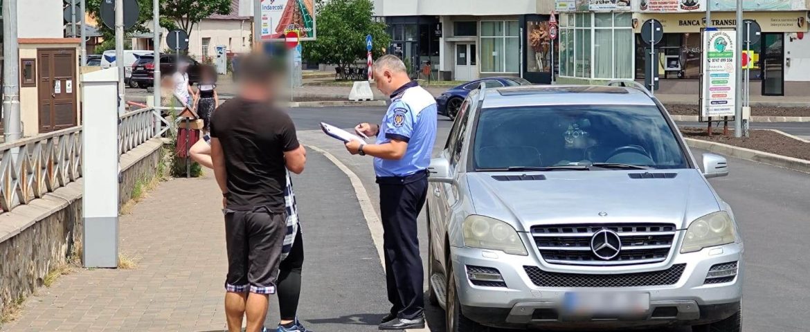 Șoferii din Fălticeni nu mai pot opri în zona Judecătoriei și la Blocurile Turn. Polițiștii au dat primele amenzi