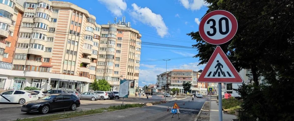 Schimbări în traficul rutier. Noi limite de viteză, zone cu oprire interzisă și noi restricții de tonaj în Fălticeni