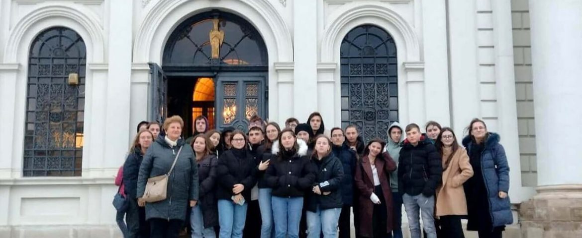 Elevii și profesorii Colegiului Tehnic „Mihai Băcescu” l-au omagiat pe marele poet național Mihai Eminescu
