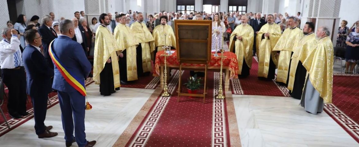 Clipe de fericire pentru 40 de familii din Fălticeni. Cuplurile au sărbătorit Nunta de Aur la Catedrala Învierii Domnului