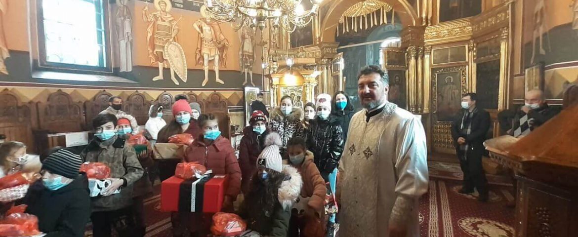 Daruri și bucurii de sărbători. Preotul Adrian Brădățanu și enoriașii au ajutat bătrânii nevoiași și alte 250 de familii