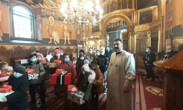 Daruri și bucurii de sărbători. Preotul Adrian Brădățanu și enoriașii au ajutat bătrânii nevoiași și alte 250 de familii