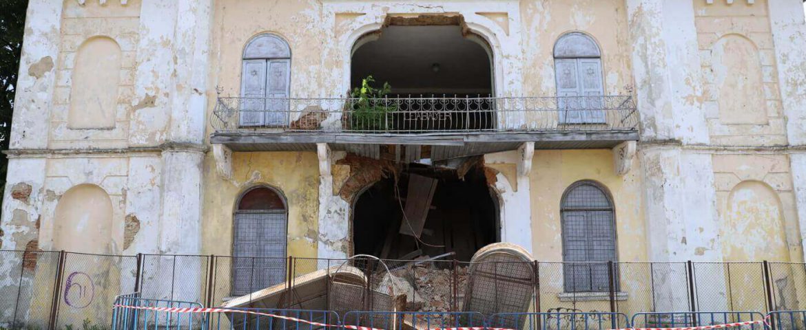 Un perete al Sinagogii Mari din Fălticeni s-a prăbușit. Clădirea este în stare avansată de degradare