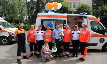 Gest superb al angajaților Ambulanței Fălticeni. De ziua lor au făcut un cadou dulce unui copil de doi anișori