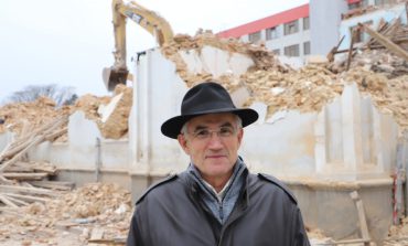 Visul profesorului Ioan Ilișescu s-a făcut praf. Lucrările pentru demolarea vechiului spital au continuat și după protestul extrem. Ce destinație putea avea clădirea